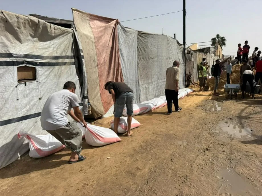 قبل الشتاء.. سواتر رملية تحاصر المياه لحماية خيام النازحين في غزة من الغرق