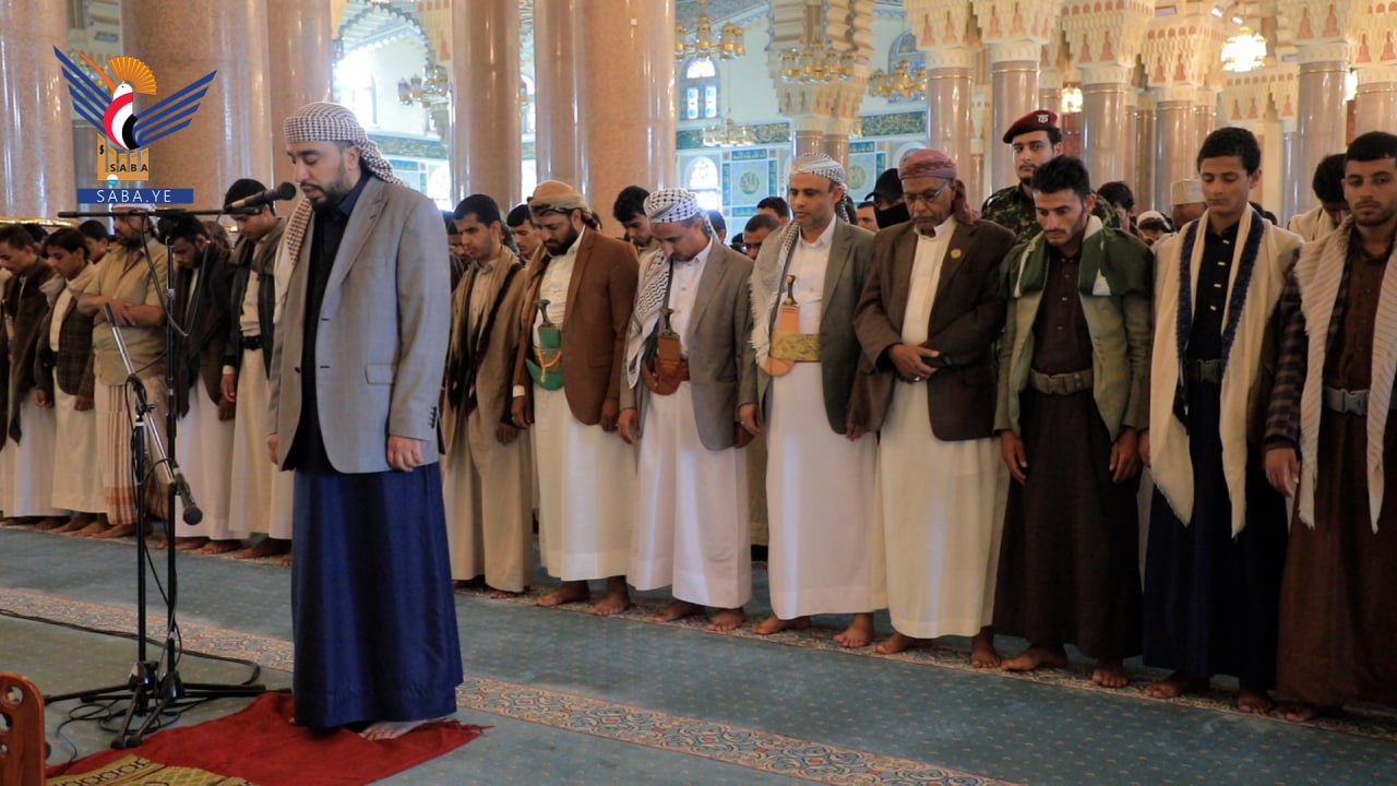 الرئيس المشاط يؤدي صلاة الجمعة في جامع الشعب بالعاصمة صنعاء