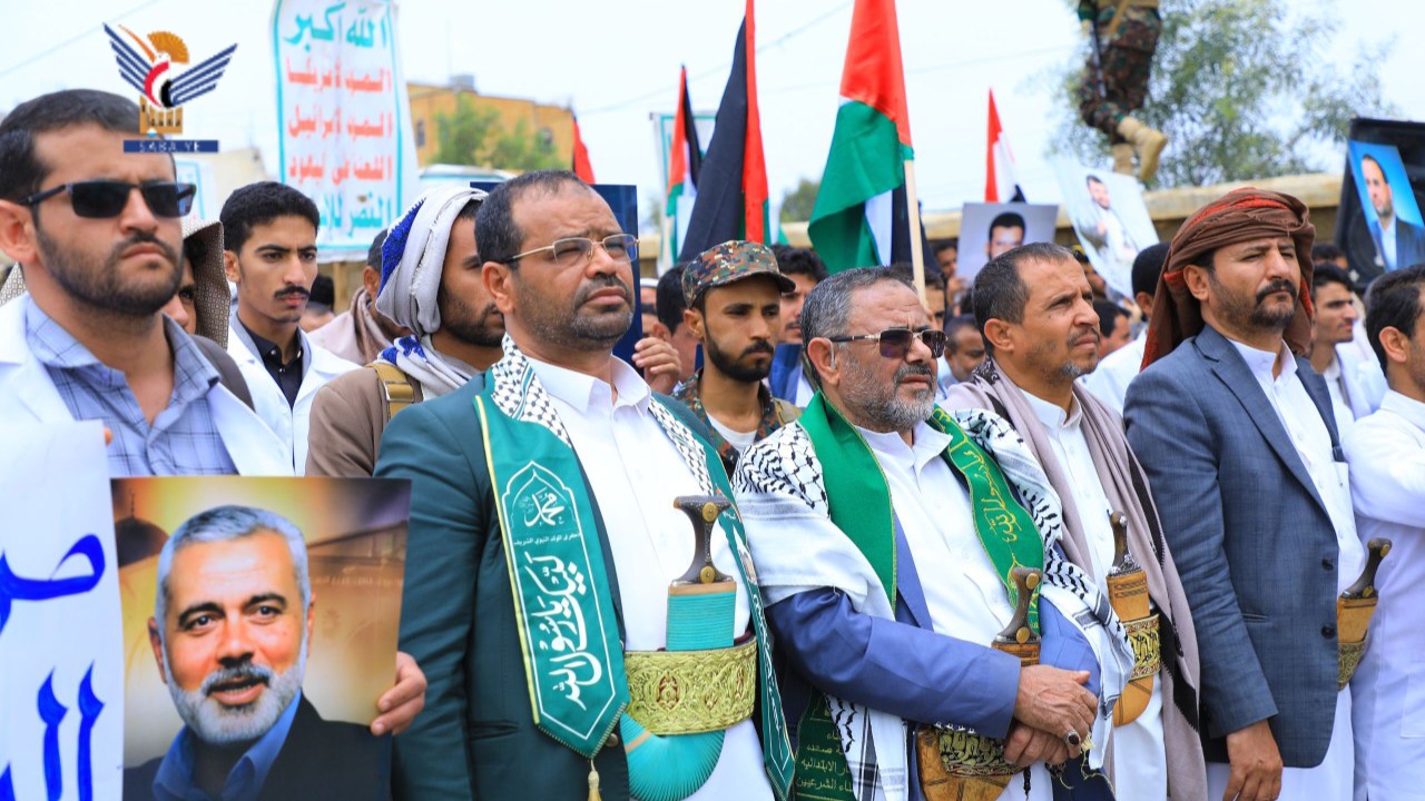 مسيرة حاشدة بجامعة صعدة تنديداً باستمرار جرائم الإبادة والتجويع في غزة