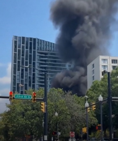 انفجار كبير يهز مانهاتن الأميركية واشتعال حريق هائل على سطح أحد البنايات 