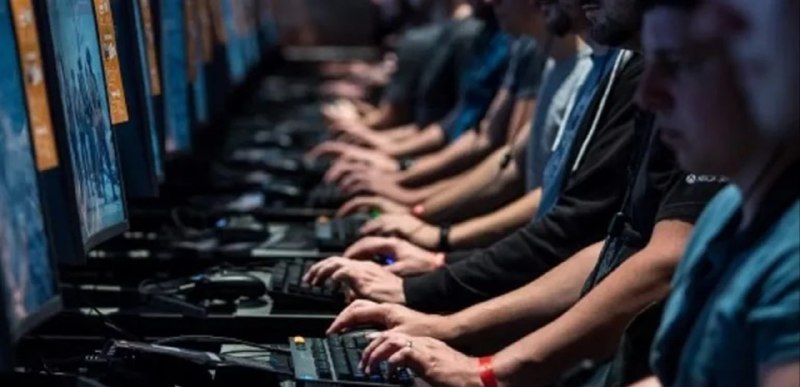 خلاف على كل شيء... إلا التطبيع: قراءة في الإعلام القطري والإماراتي