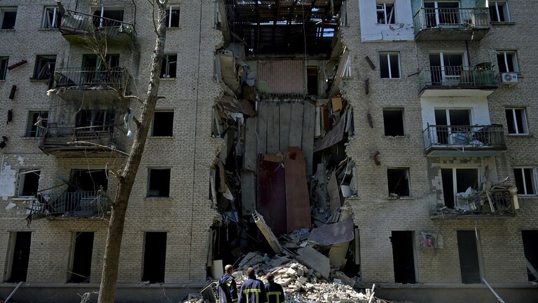 إنقاذ سبعة أشخاص من تحت أنقاض مبنى قصفته قوات كييف في لوغانسك