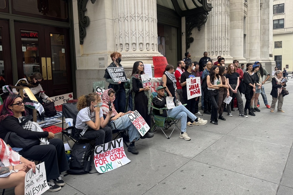 طلبة وأكاديميون في جامعة نيويورك يضربون عن الطعام للمطالبة بوقف حرب الإبادة في غزة