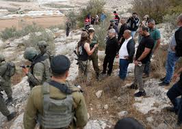 جماعات المستوطنين تواصل اعتداءاتها على الفلسطينيين وممتلكاتهم في مناطق متفرقة من الضفة الغربية