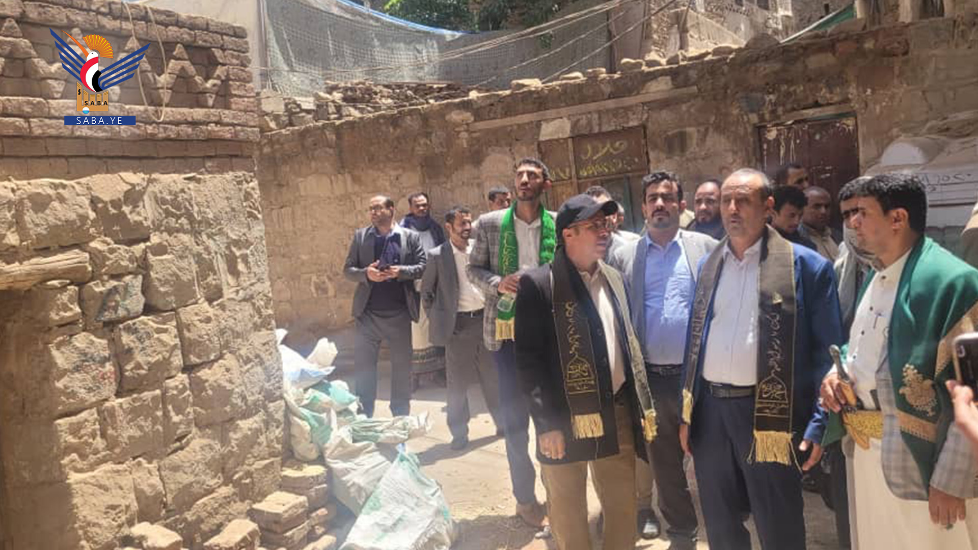 وزير الثقافة والسياحة يطلع على المنازل المتضررة من الأمطار في صنعاء القديمة