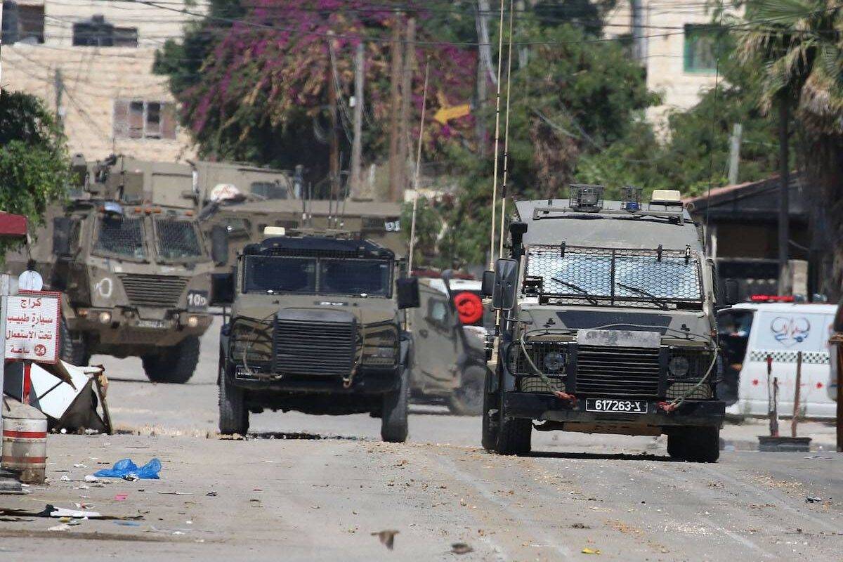 العدو الصهيوني يقتحم بيت عزاء الشهيد الفلسطيني  القواسمي في الخليل
