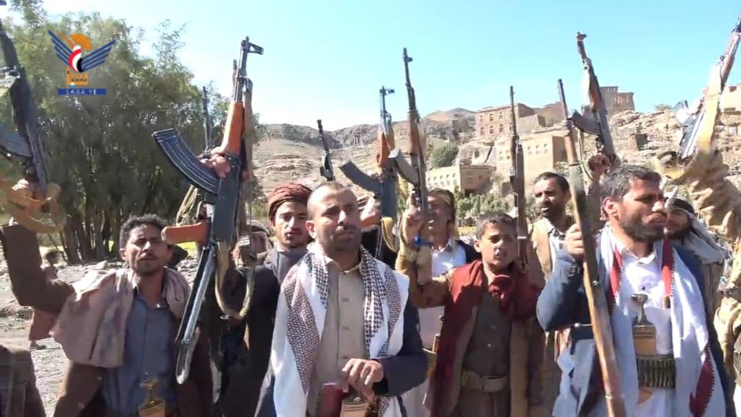 صنعاء .. وقفة مسلحة في بني سحام بمديرية الطيال إعلانًا للجهوزية