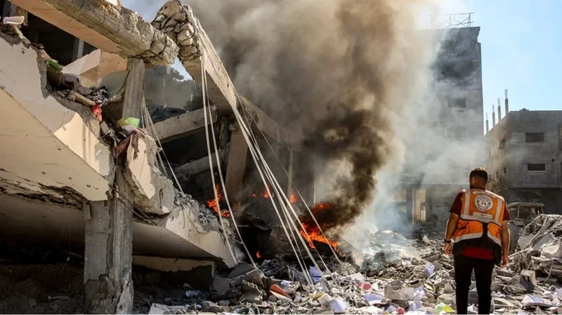 استشهاد 10 فلسطينيين وإصابة العشرات بقصف للعدو الإسرائيلي على مناطق في قطاع غزة