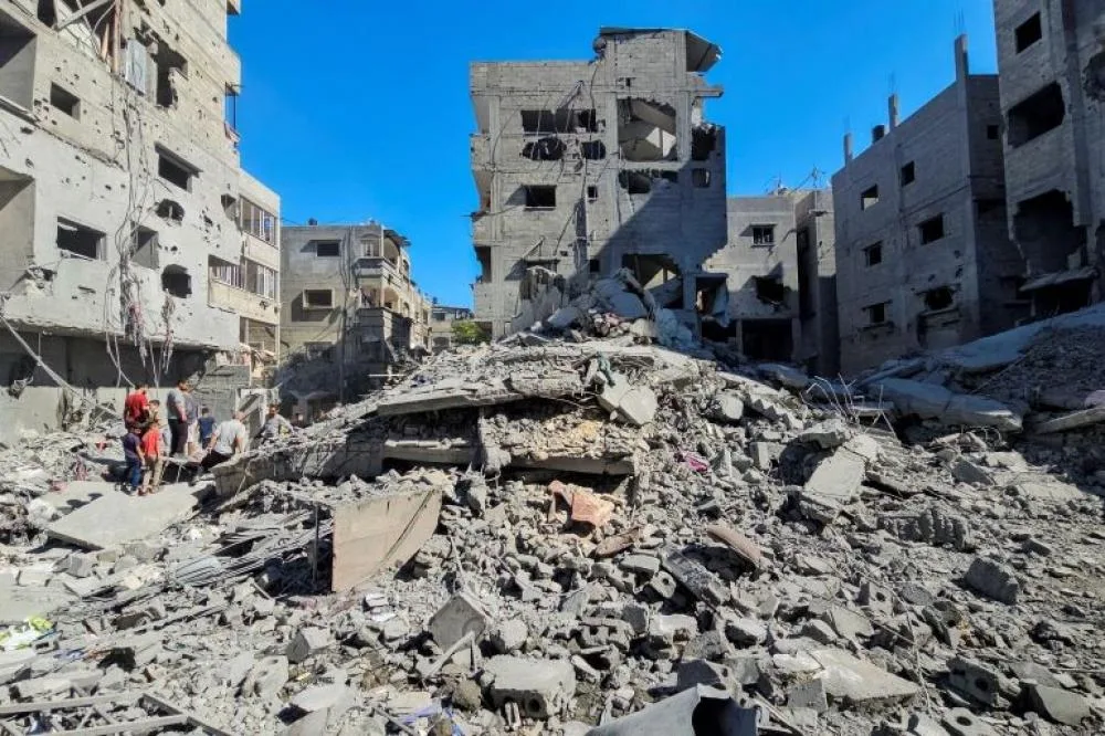 شهيد وقصف وإطلاق نار للعدو الإسرائيلي يستهدفان مناطق النازحين في قطاع غزة