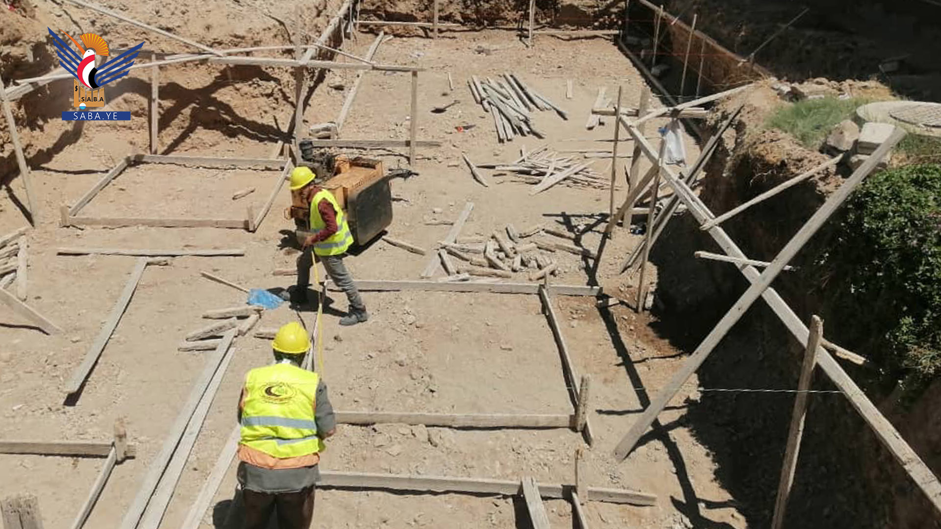 محافظ البيضاء يتفّقد العمل بمشروع تأهيل وترميم عدد من أقسام مستشفى الثورة العام