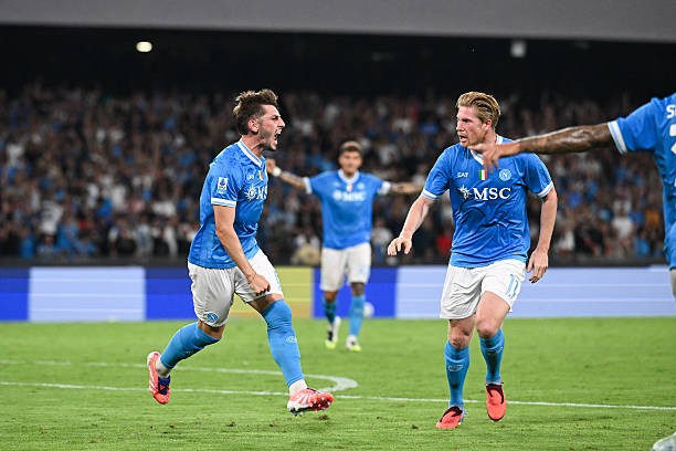 نابولي يهزم بيزا وينتزع صدارة الدوري الإيطالي من يوفنتوس