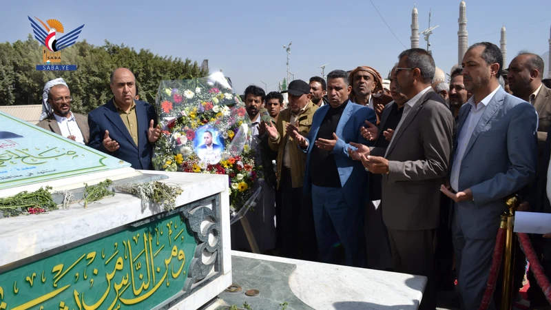 قيادة وزارة الكهرباء والمياه وهيئاتها ومؤسساتها تزور أضرحة الشهداء الصماد والرهوي والغماري