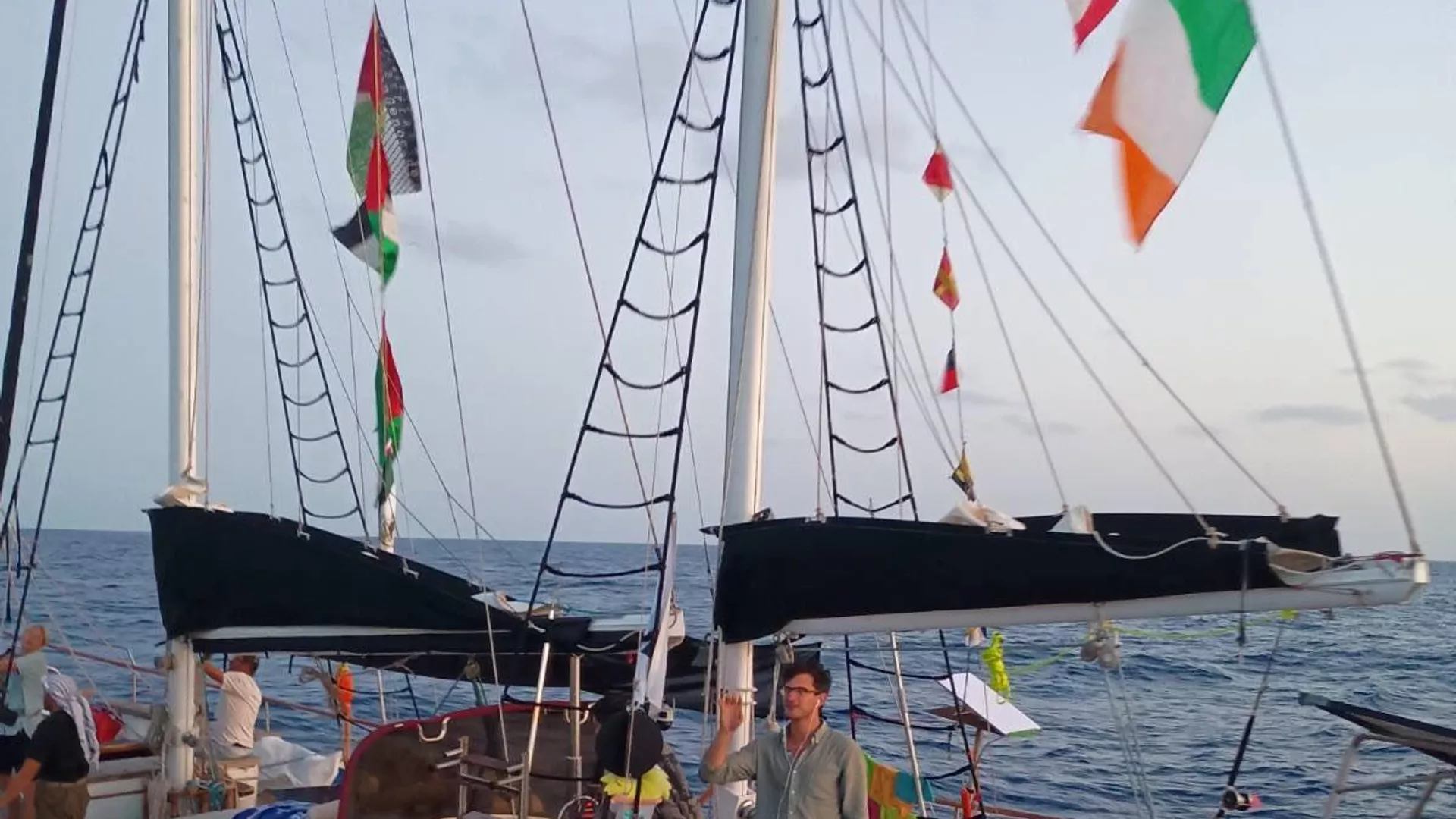 "تشويش خطير".. سفينة حربية إسرائيلية تقترب من "أسطول الصمود"