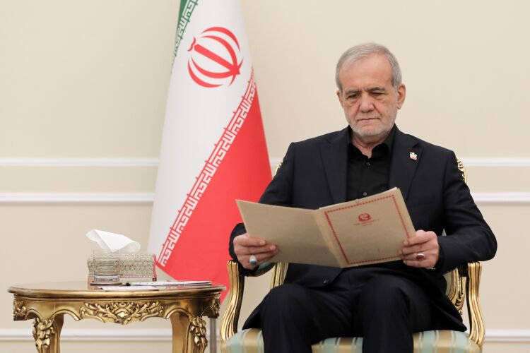 بزشكيان : على الدول الإسلامية تكثيف جهودها والتعاون الجاد لوقف الجرائم الإسرائيلية في غزة، ورفع الحصار