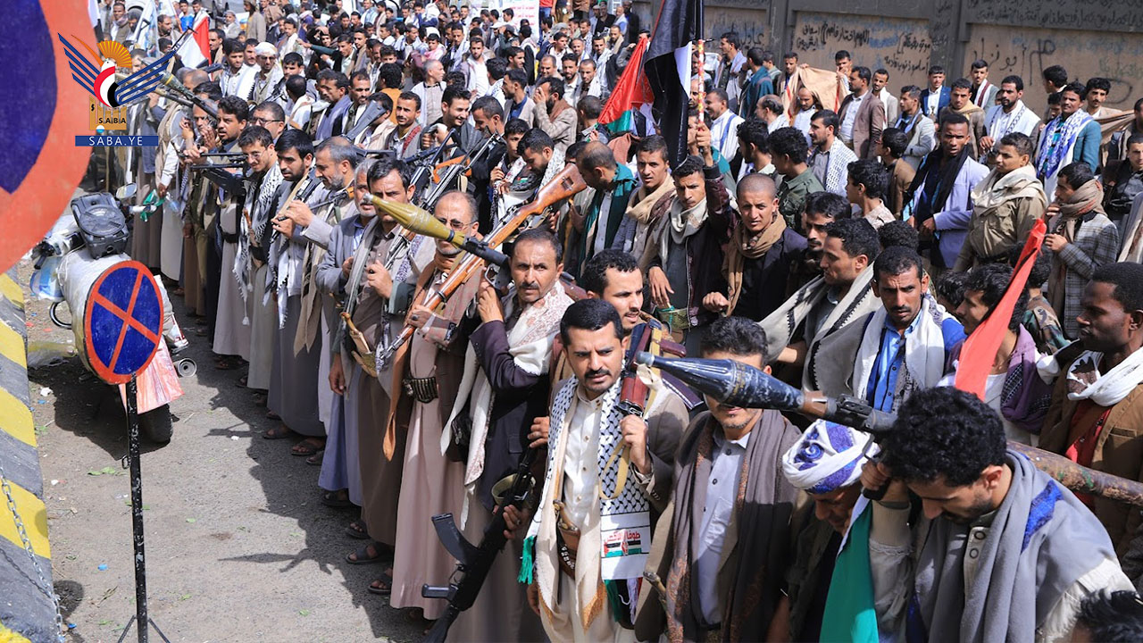 مسير شعبي مسلح في مديرية الثورة بأمانة العاصمة نصرة لابناء غزة