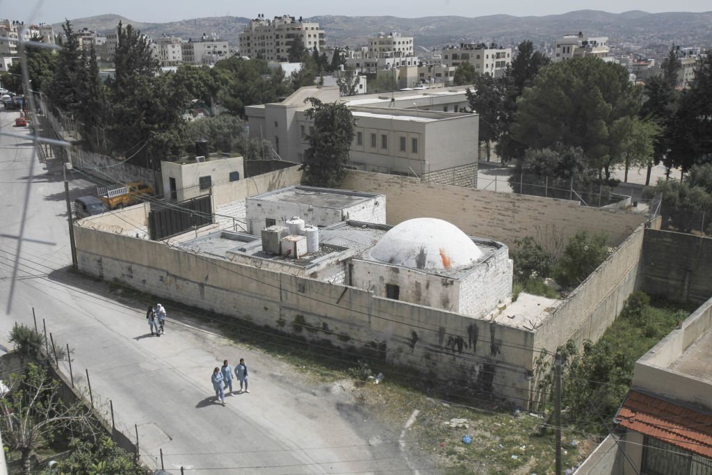 بحماية جنود العدو الصهيوني: مستوطنون يقتحمون "مقام يوسف" بنابلس