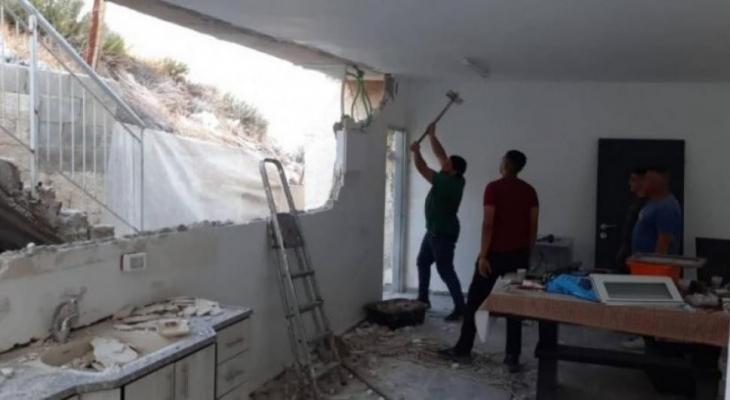 الاحتلال "الإسرائيلي" يجبر فلسطينيا على هدم جزء من منزله في قرية بردلة