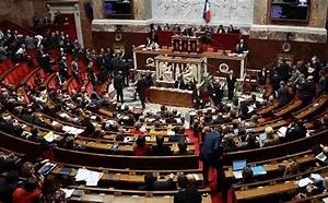 فرنسا: حكومة سيباستيان لوكورنو تواجه معركة حجب الثقة في الجمعية الوطنية