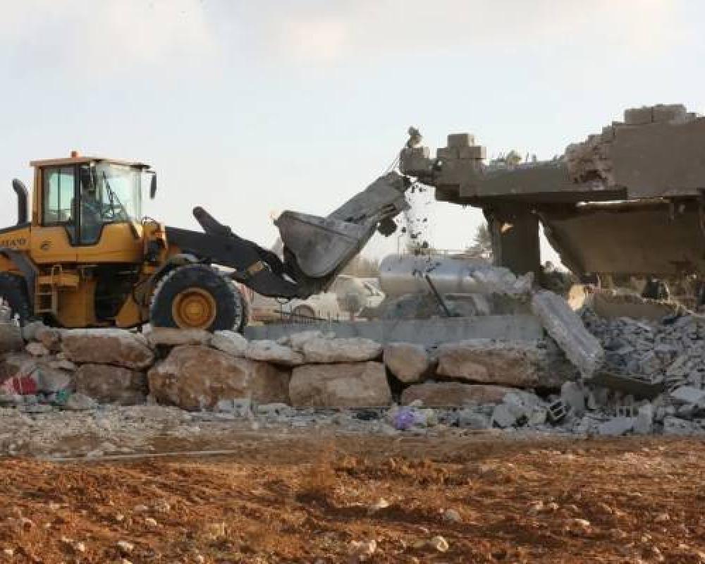 سلطات العدو الإسرائيلي تهدم عشرات المنازل والمنشآت في النقب