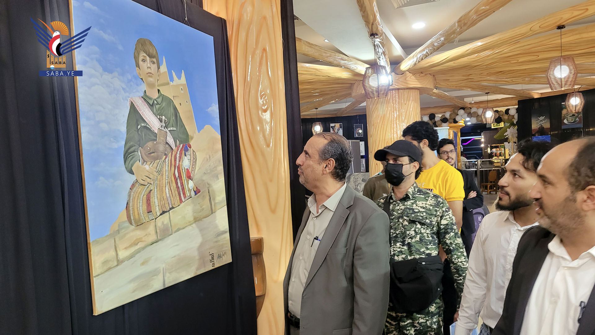 وزير الثقافة والسياحة يفتتح المعرض التشكيلي "حكاية ريشة" من صنعاء إلى غزة