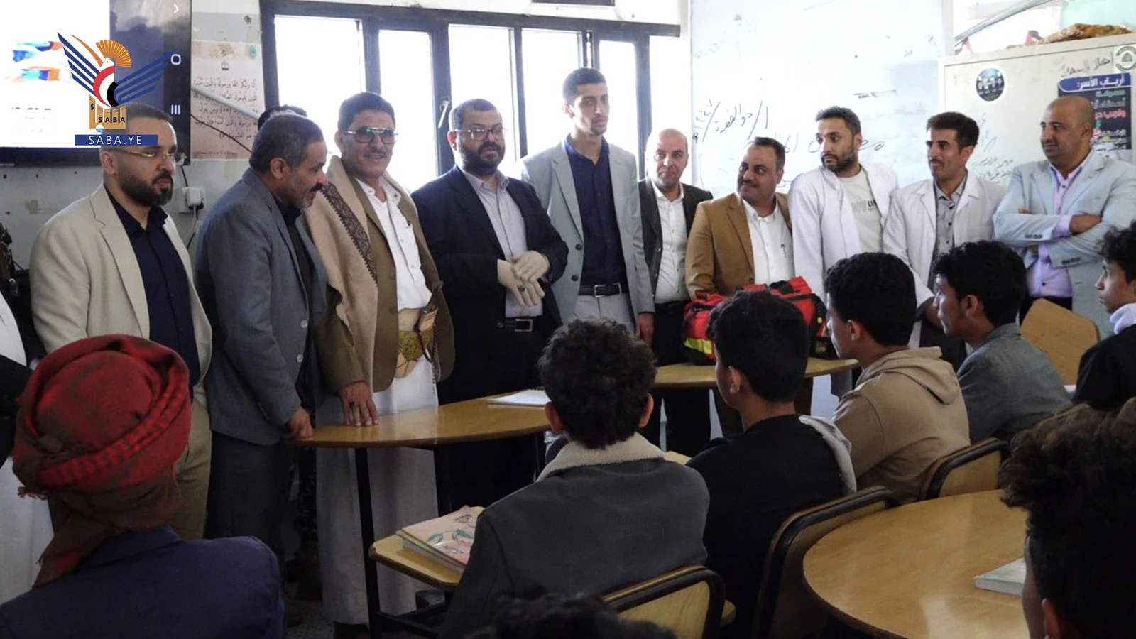 وزير الصحة يتفقد الأنشطة الصيفية والصحية في مدرسة غبش في مديرية آزال بالأمانة