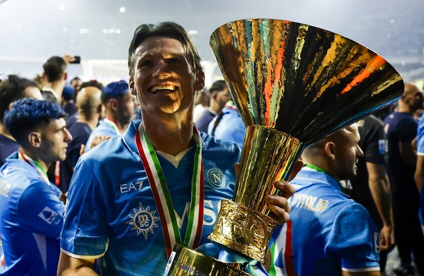 ماكتوميني يفوز بجائزة أفضل لاعب في الدوري الإيطالي