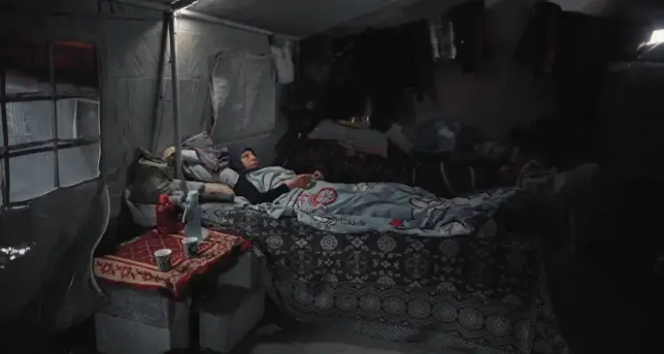 أجسادٌ منهكة وخيامٌ لا ترحم: مأساة المسنين في غزة 