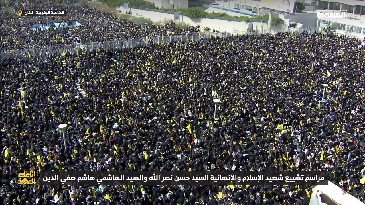 في تشييع الشهيدين السيدين القائدين.. حشود عظيمة تبادل الوفاء بالوفاء في تشييع الشهيدين السيدين القائدين.. حشود عظيمة تبادل الوفاء بالوفاء