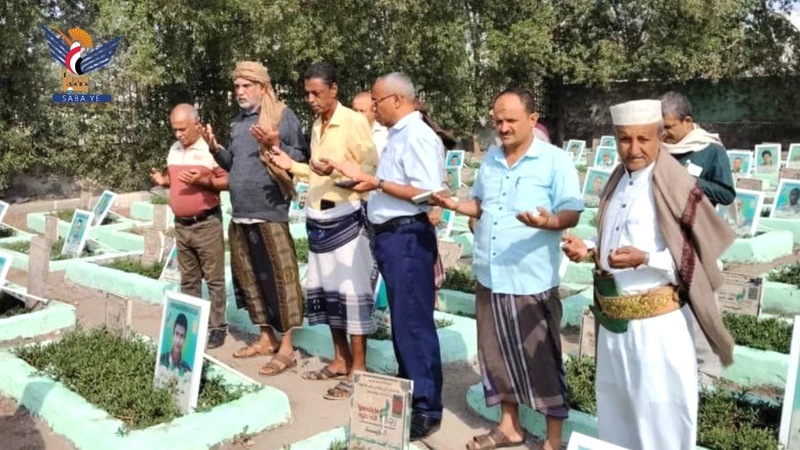 الحديدة .. قيادات وموظفو الشؤون الاجتماعية وصندوقي رعاية وتأهيل المعاقين يزورون روضة الشهداء