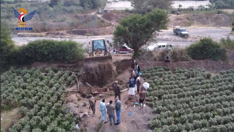 ردم 15 بئرًا يدوية مخالفة في مديرية السياني بمحافظة إب