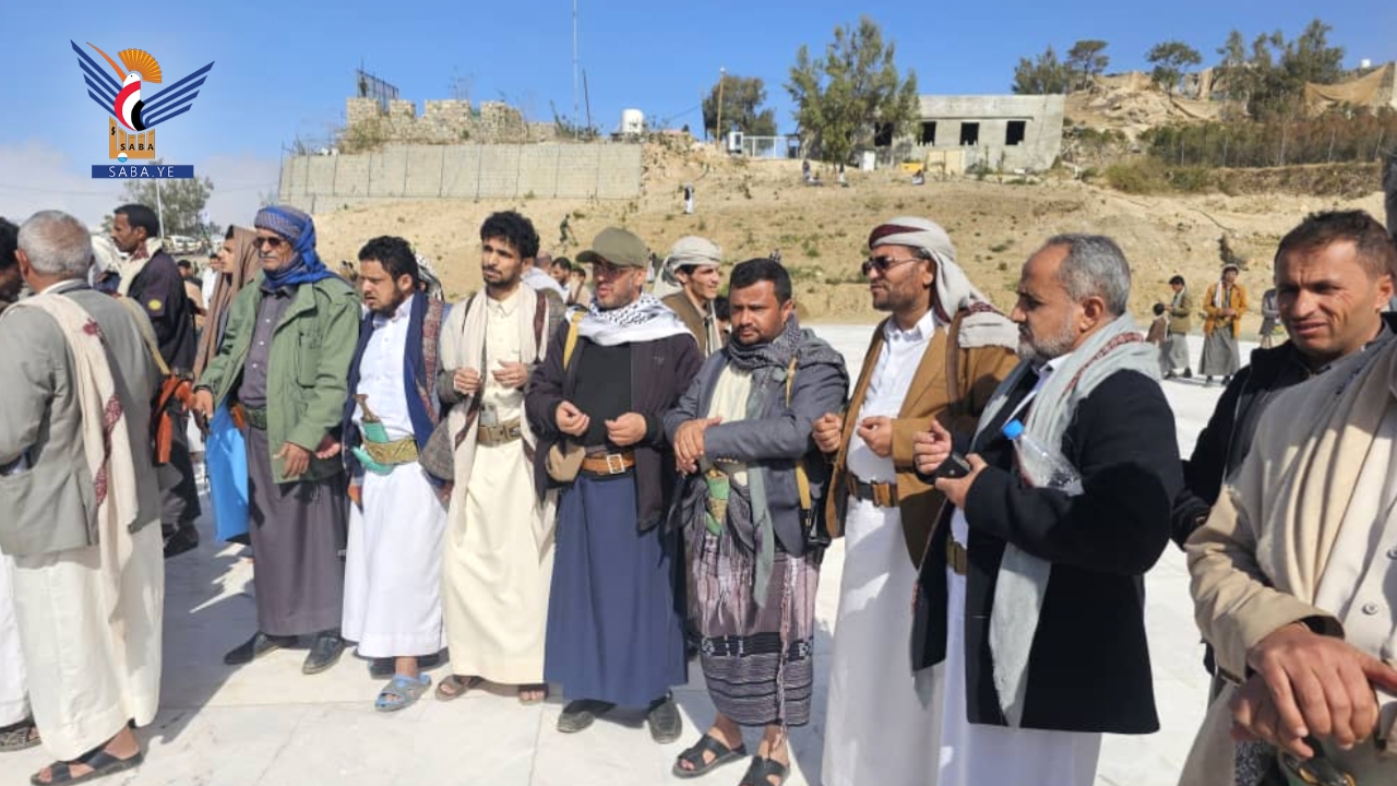 قيادات ومشايخ من مديريتي آزال ومعين تزور ضريح الشهيد القائد بصعدة