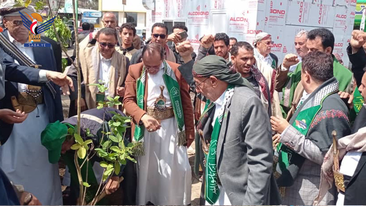 تنفيذ مبادرات نظافة وتشجير وتوعية بمديرية الثورة استقبالًا للمولد النبوي