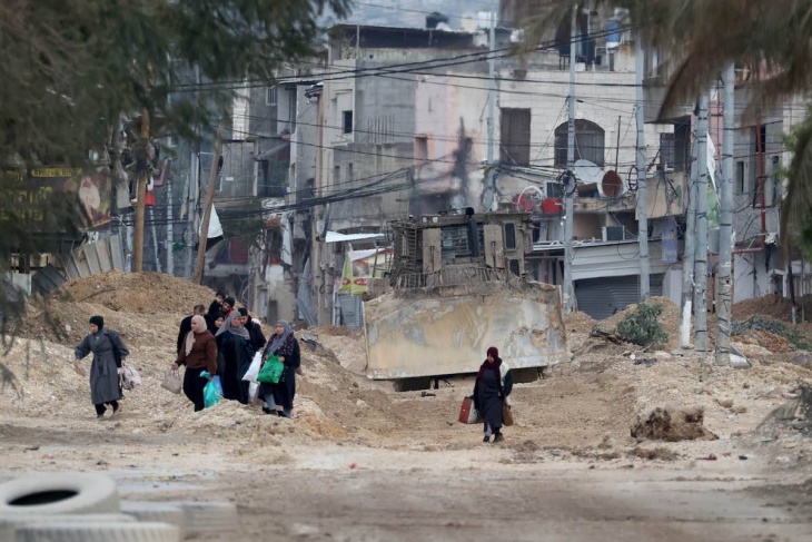 العدو الصهيوني يحتجز مئات الفلسطينيين على مدخل طولكرم ونور شمس