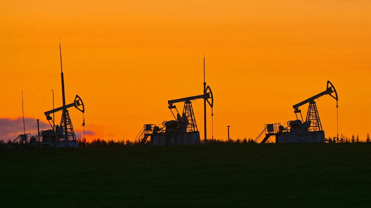 تراجع النفط بفعل محادثات أوكرانيا، وبيانات ضعيفة من الصين