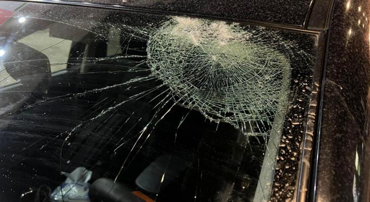 مستوطنون يحطمون مركبات فلسطينية ويغلقون مدخل بلدة دير دبوان برام الله