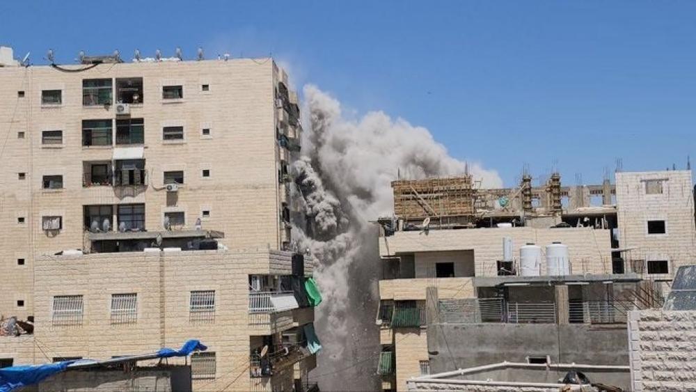 قوات العدو تُفجّر منزل عائلة الشهيد مؤمن المسالمة