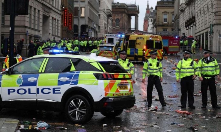 اصطدام سيارة  بعدد من المارة خلال احتفالات فوز نادي ليفربول بالدوري الإنجليزي في المدينة اصطدام سيارة  بعدد من المارة خلال احتفالات فوز نادي ليفربول بالدوري الإنجليزي في المدينة