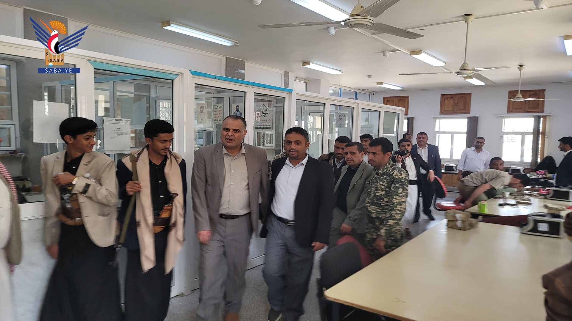 محافظ حجة يتفقد مستوى الانضباط في عدد من المكاتب التنفيذية