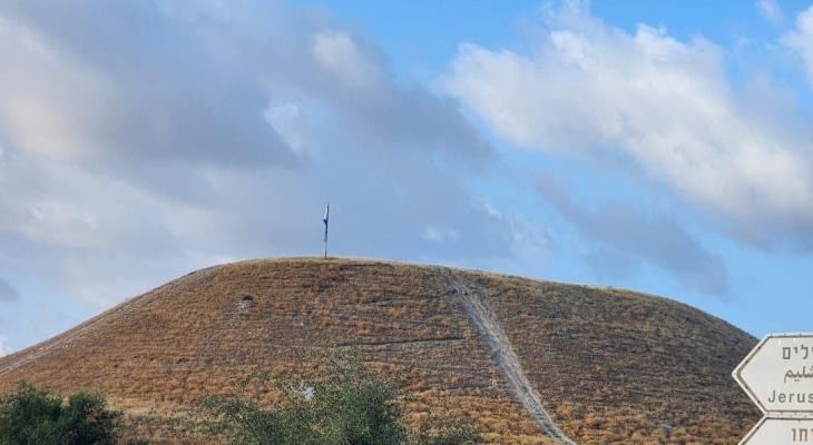   قطعان المستوطنين يقتحمون تل الحمة بالأغوار ويرفعون علم الكيان الصهيوني