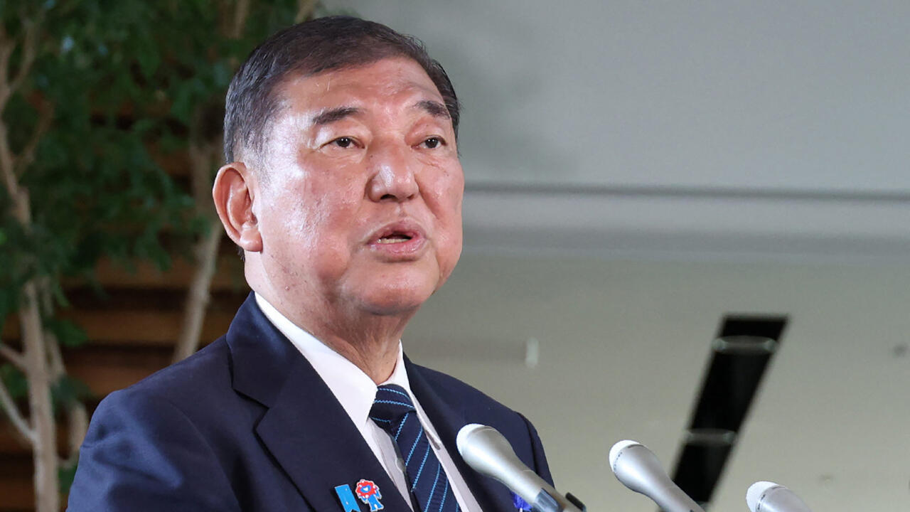 رئيس الوزراء الياباني يؤكد عزمه على البقاء في منصبه رئيس الوزراء الياباني يؤكد عزمه على البقاء في منصبه