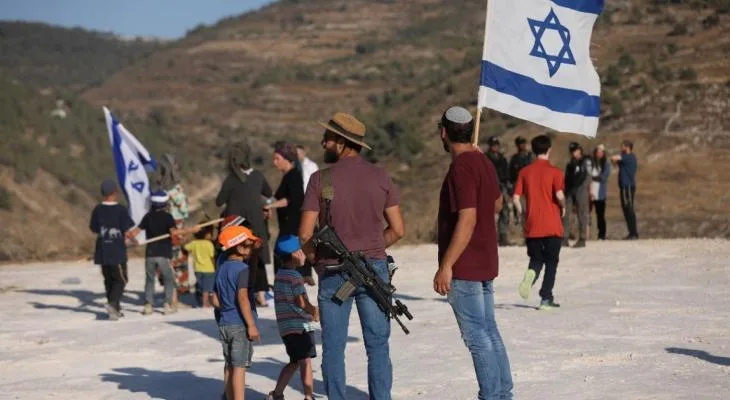 العدو الإسرائيلي يغلق محال تجارية جنوب نابلس ومستوطنون يحتجزون فلسطينيا ومركبته شرق طوباس
