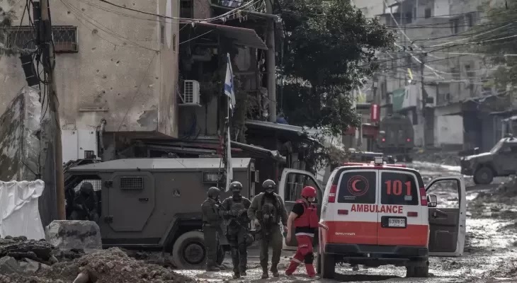 قوات العدو الصهيوني تعتدي على طاقم طبي في جنين