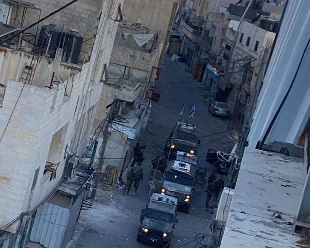 العدو الإسرائيلي يعتقل شابين فلسطينيين من مخيم بلاطة شرق نابلس.. ويقتحم صالة أفراح في العيزرية