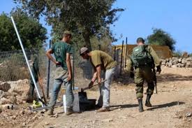 مستوطنون يسيجون أراضي ويسرقون صهريج مياة بالأغوار الشمالية