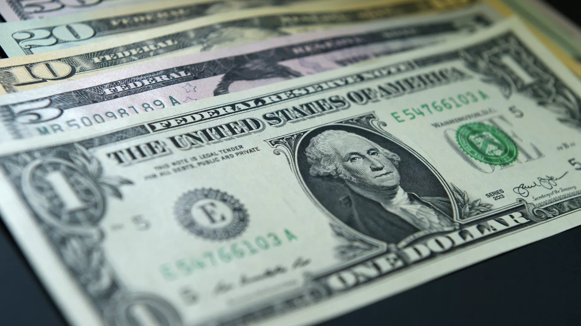 موسكو تدعو للتخلي عن "الدولرة" في المدفوعات