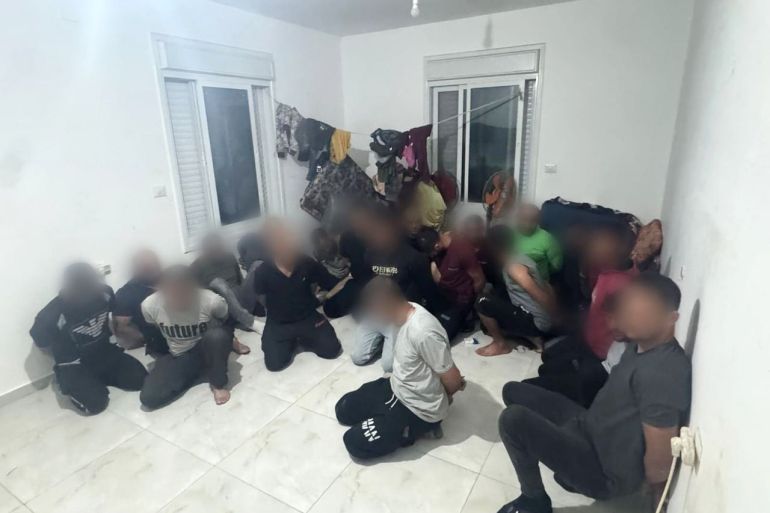 صورة تظهر تنكيلا بعمال فلسطينيين قرب جدار الفصل جنوب الخليل