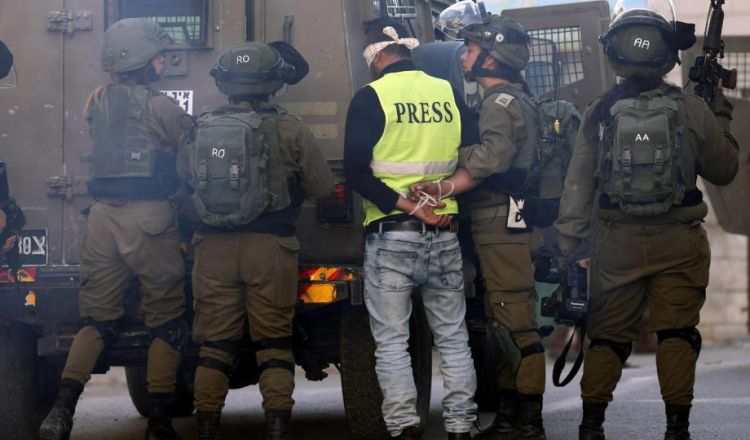اعتقال فلسطينيين في نابلس بينهما صحفي