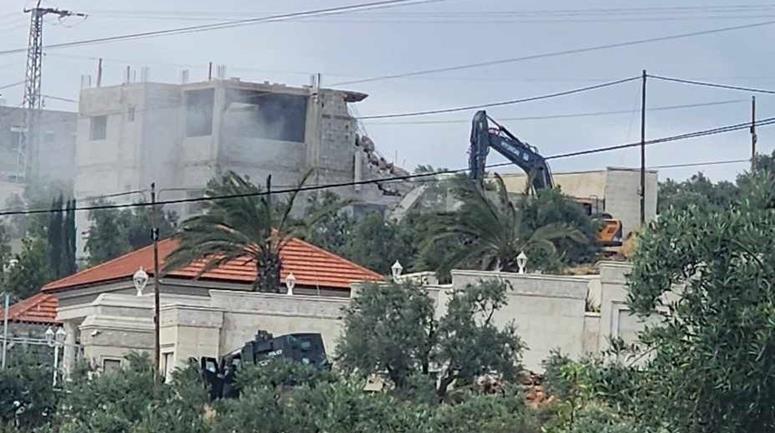 العدو الصهيوني يهدم منزلا في قرية مجدل بني فاضل جنوب نابلس