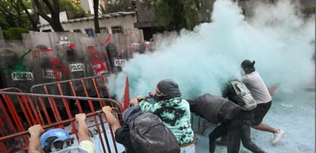 تظاهر المئات أمام سفارة العدو في المكسيك رفضاً للابادة الجماعية في غزة