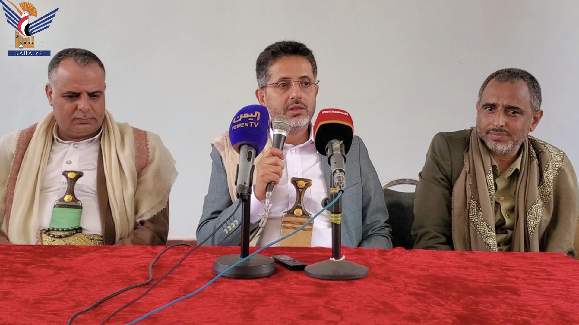 وزير الإعلام ومحافظ حجة يطلعان على سير العمل في إذاعة حجة